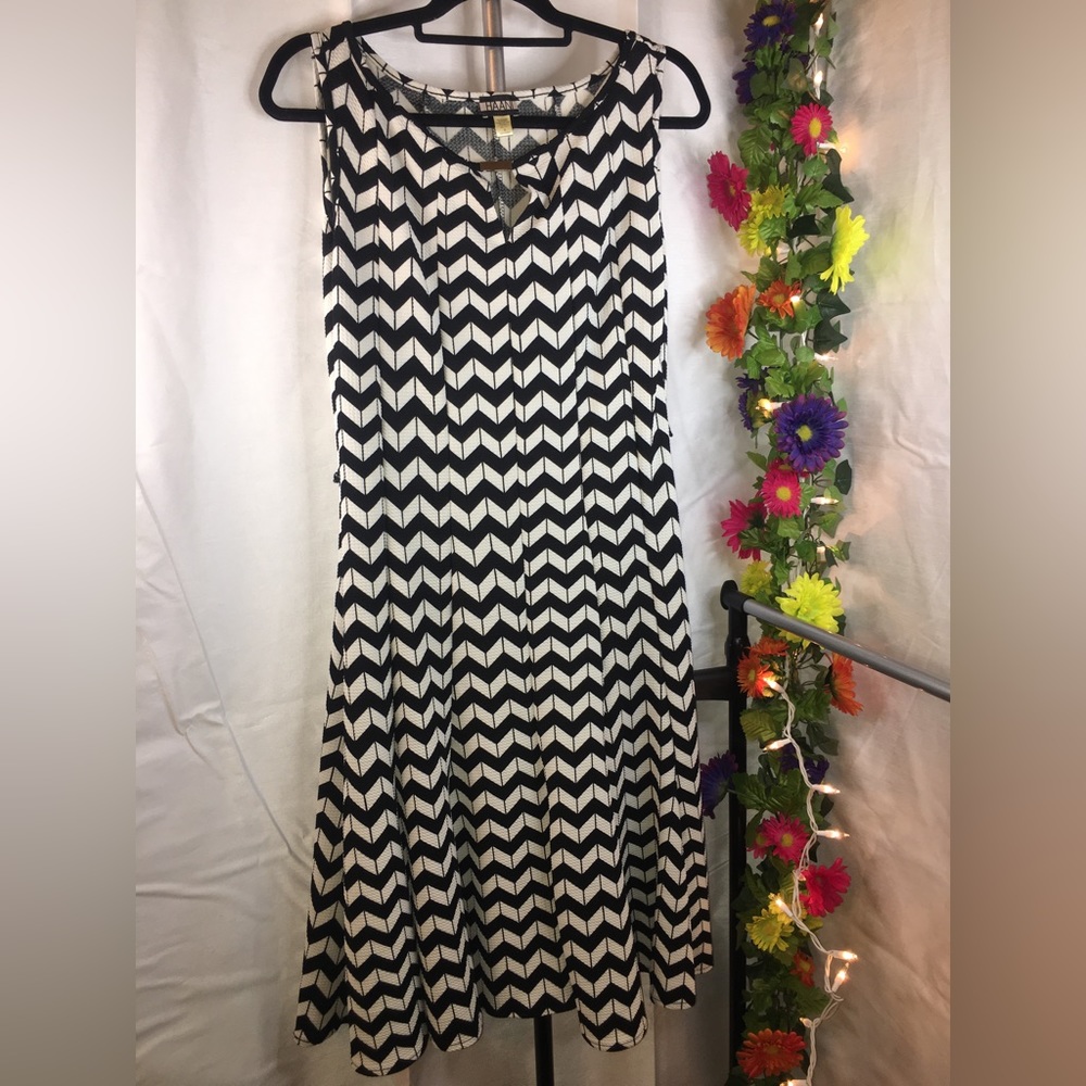HAANI | Women’s Black/White Chevron Pattern Sleeveless Dress
